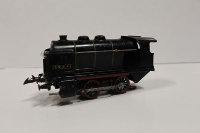 un petit train sur une surface blanche avec un fond blanc