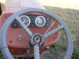 un volant et des jauges sur un vieux tracteur