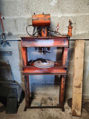 une machine posée sur une table dans une pièce