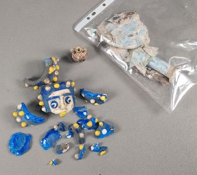 un sac contenant des objets bleus et jaunes à côté d'un sac contenant des objets bleus et jaunes