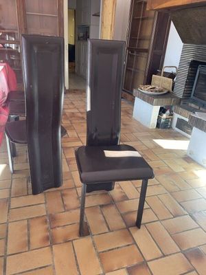 Suite de 10 chaises à haut dossier en cuir brun foncé