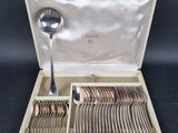 une boîte à couverts contenant une cuillère et une cuillère