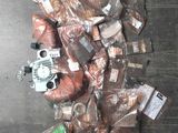 un tas de nourriture posé par terre