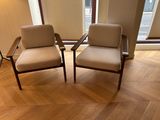 une paire de chaises de style « mid-century » dans un coin du salon