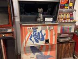 une machine recouverte de graffitis