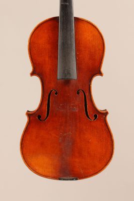 un vieux violon avec un archet sur fond blanc