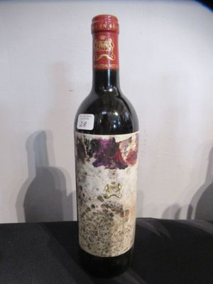 une bouteille de vin posée sur une table à côté d'une bouteille de vin