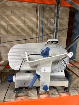 a machine that is sitting on a pallet in a warehouse