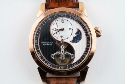 gros plan d'une montre sur une surface blanche
