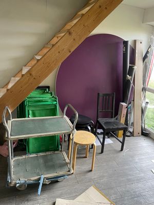 un chariot posé au milieu d'une pièce