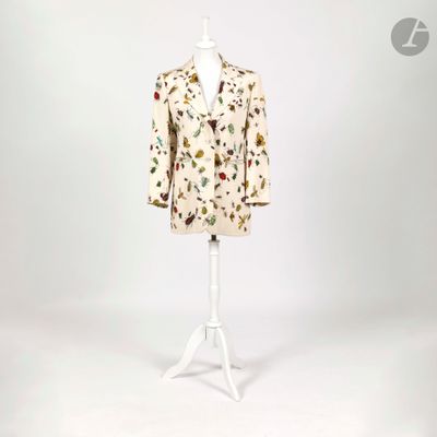 une photo d'une robe de mannequin ornée d'un motif floral