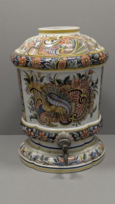 un vase orné d'un dragon posé sur une table