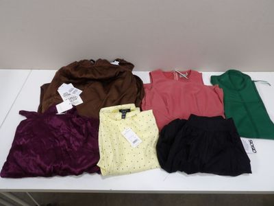 beaucoup de vêtements posés sur une table
