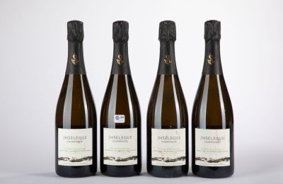 trois bouteilles de vin posées l'une à côté de l'autre sur une table