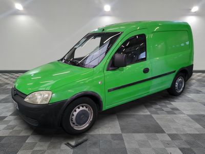 une photo d'une camionnette verte garée dans un garage