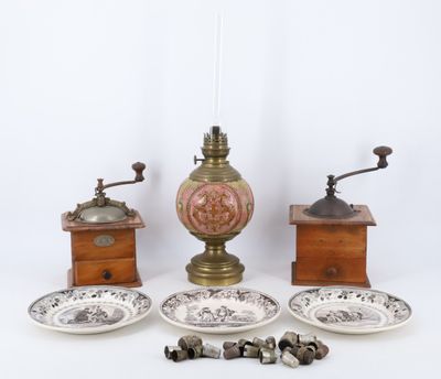 trois types différents de moulins à café anciens et de soucoupes sur fond blanc