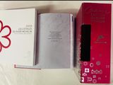 deux livres posés l'un à côté de l'autre sur une table