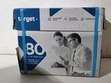 une boîte sur laquelle figure l'image de deux personnes