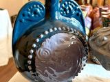 deux vases posés sur une table
