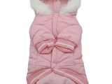 un manteau rose pour chien avec un col en fourrure blanche
