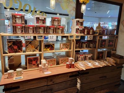 un étalage de produits alimentaires sur le comptoir du magasin