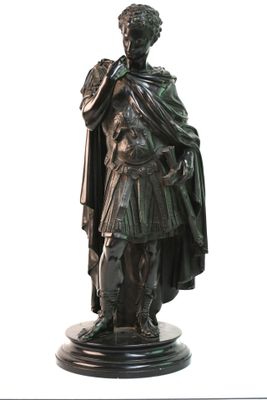 statue en bronze représentant un homme en armure tenant une épée et un bouclier