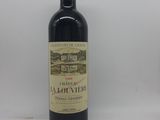 une bouteille de vin posée sur une table