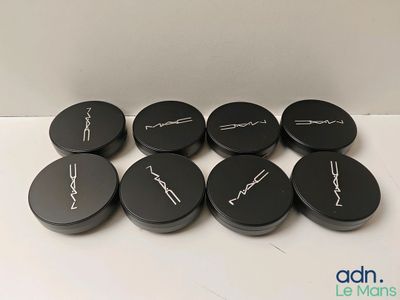 Les produits Mac Cosmetics sont présentés sur un fond blanc