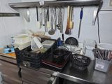une cuisine avec tout un tas d'ustensiles accrochés au mur