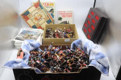 une boîte remplie de petites figurines et une boîte de livres