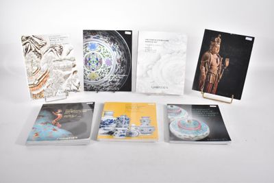 de nombreux livres posés sur une table blanche