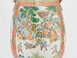 Vase chinois de la « famille » représentant des oiseaux et des fleurs, posé sur un socle