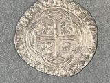 Gros plan sur une pièce de monnaie portant une croix