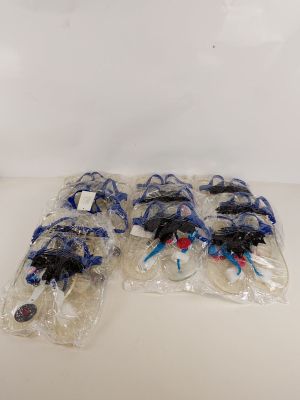 quatre sacs en plastique contenant des fils bleus et rouges, posés sur une surface blanche