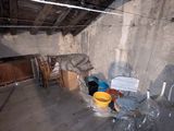 une photo d'une pièce sale avec des toilettes et des seaux