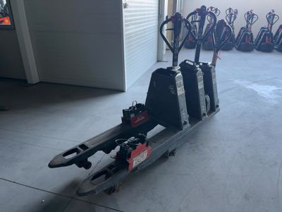 un scooter garé dans un garage