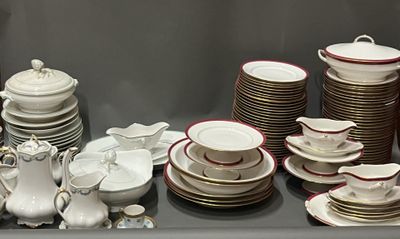 de nombreux types de plats et de tasses sur la table