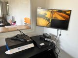 un bureau sur lequel sont posés une télévision et un écran