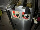 deux friteuses posées sur un plan de travail dans une cuisine