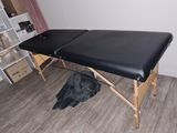 une table noire recouverte d'une nappe noire dans une pièce