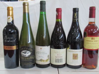 plusieurs bouteilles de vin sont alignées sur une table