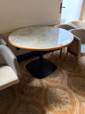 deux chaises et une table dans le coin d'une pièce
