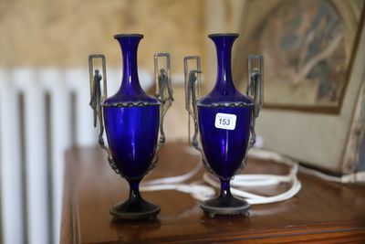 deux vases bleus posés l'un à côté de l'autre sur une table