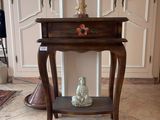 une petite table sur laquelle se trouve une statue de Bouddha