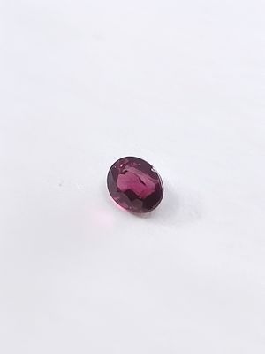 des pierres précieuses violettes de forme ovale sur un fond blanc