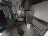 une photo d'une cuisine sale avec un sol sale