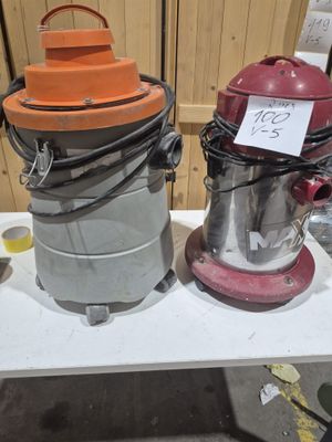 deux aspirateurs posés l'un à côté de l'autre sur une table