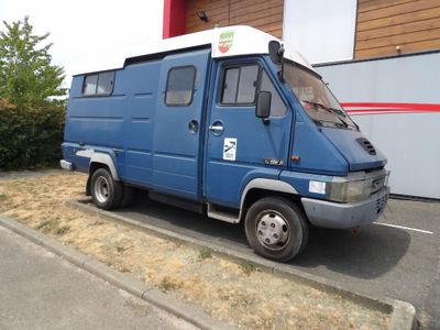 une camionnette bleue garée sur le bord de la route