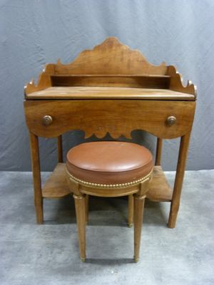 * Meuble de toilette en bois rustique à décor chantourné ouv…