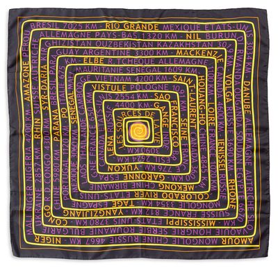 une écharpe carrée violette et jaune avec des inscriptions dessus